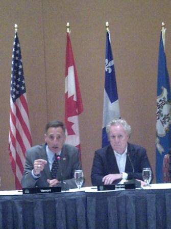 Le gouverneur du Vermont Peter Shumlin et le premier ministre du Québec Jean Charest à la 36e conférence annuelle des gouverneurs de la Nouvelle-Angleterre et des premiers ministres de l'Est du Canada.