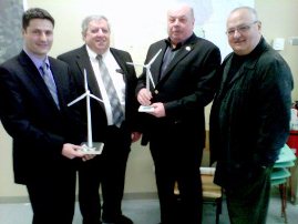  De gauche a droite, Stéphane Boyer, directeur général de Saint-Laurent Énergies; Jeannot Lachance maire de St-Robert-Bellarmin; André St-Marseille, président d'Energie du Granit Inc. et Maurice Bernier, préfet de la MRC du Granit.
